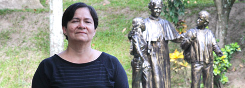 ASIMEI e IEEE Sección El Salvador reconocen labor docente de Inga. Celia Parada