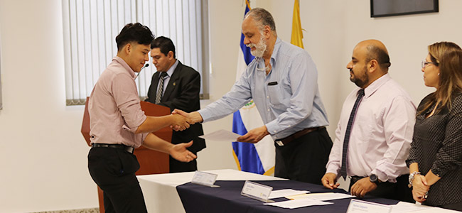 UDB y SVnet entregaron becas para formar a jóvenes en áreas de CISCO y desarrollo de videojuegos 