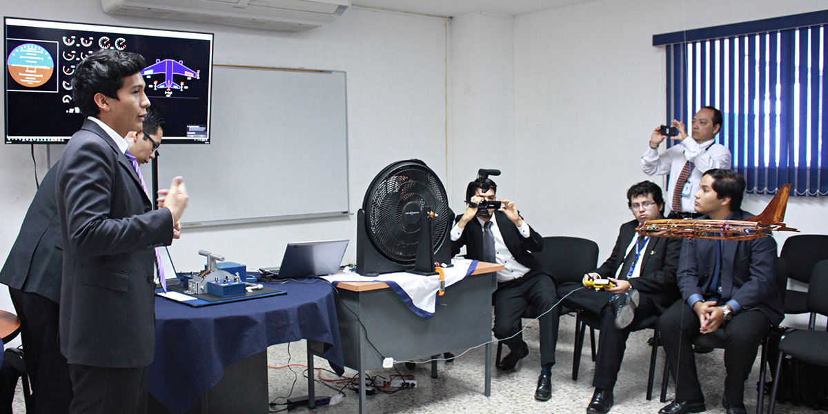 Alumnos de Ingeniería Aeronáutica presentaron proyecto Legacy 737- Systems 