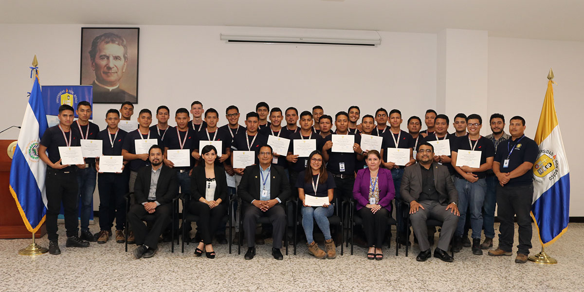 Personal de mantenimiento de AEROMAN se capacita en la UDB con el curso EMAE 