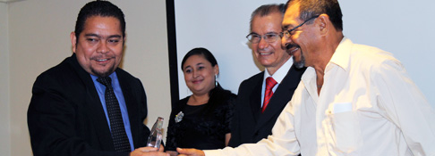 ACISAM brinda reconocimiento a Escuela de Comunicación