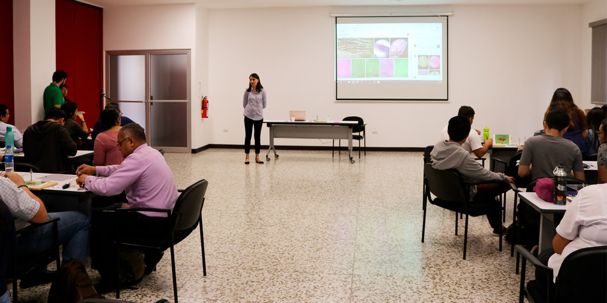 Especialista en biología celular imparte primer taller sobre construcción de microscopio 