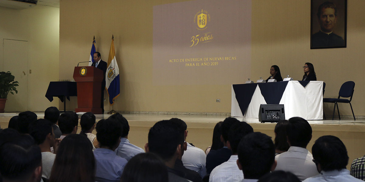 Universidad Don Bosco entregó 190 nuevas becas de estudio a jóvenes con deseos de superación 