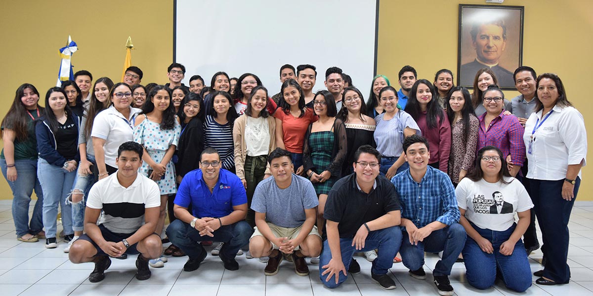 Alumnos de diseño y multimedia de Antiguo Cuscatlán reciben capacitación sobre recursos electrónicos 