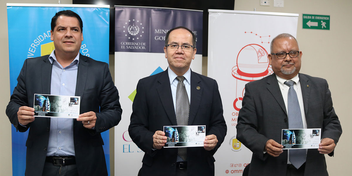 Observatorio Micro Macro UDB fue sede de la presentación del sello sobre 50 aniversario de la llegada del hombre a la luna 