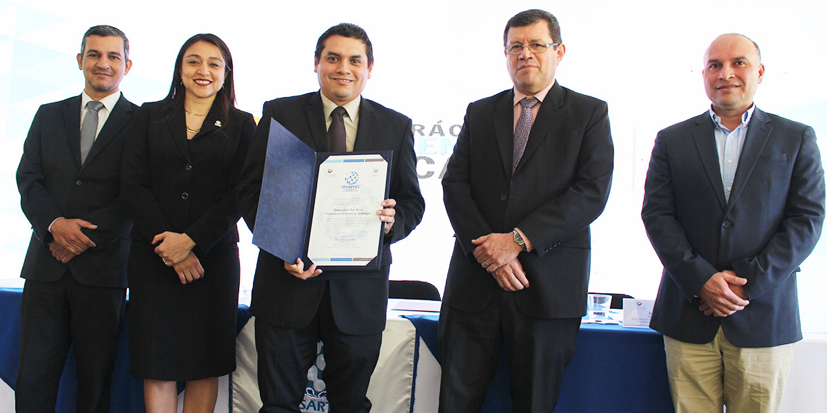 OSARTEC entrega reconocimiento a la UDB 