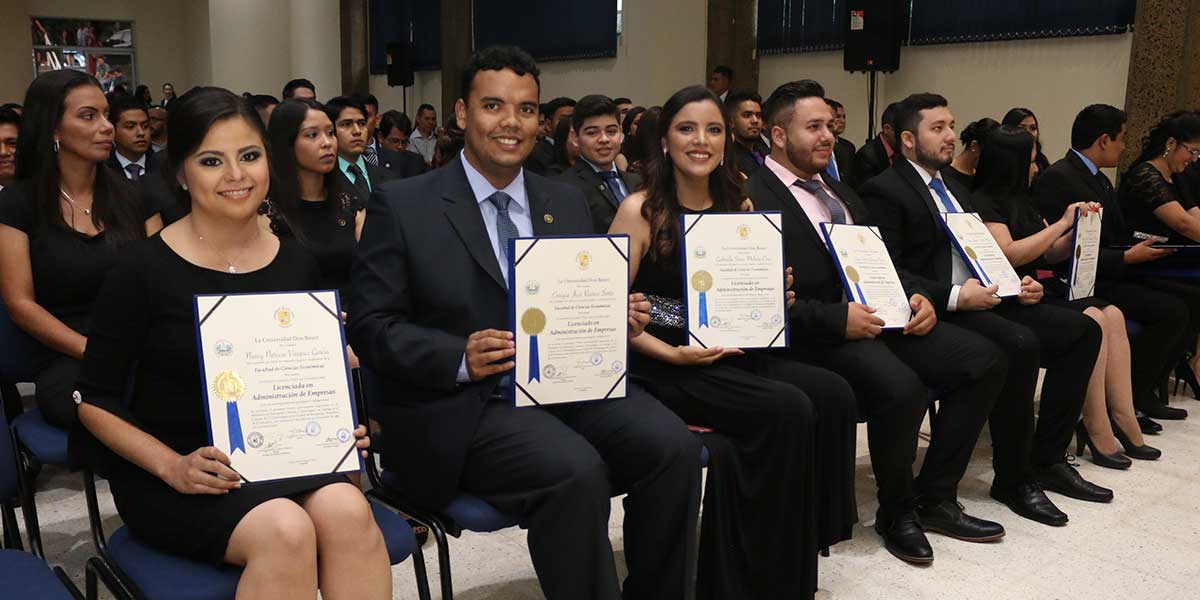 UDB gradúa a 485 nuevos profesionales 