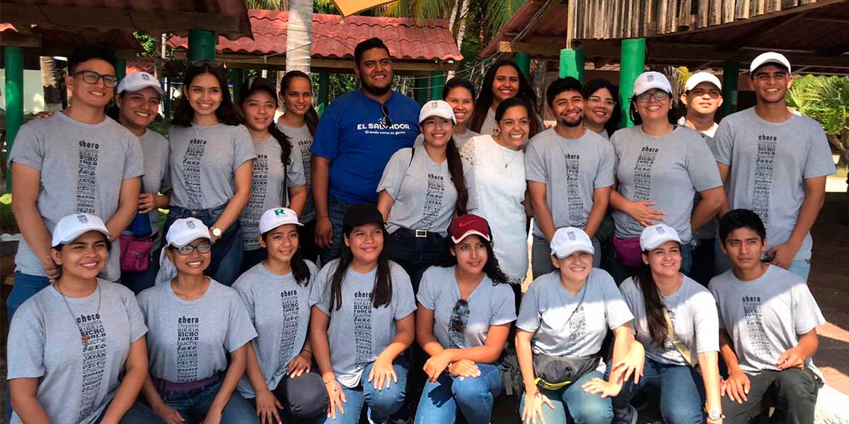 Alumnos de idiomas participan como voluntarios en el proyecto Surf City del MITUR 