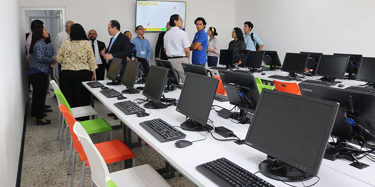 Salas de laboratorio de informática son remodeladas para una mejor experiencia de aprendizaje 