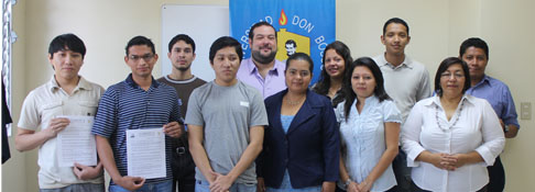 Estudiantes de  ingeniería de la UDB reciben carta de renovación de becas
