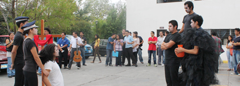 Estudiantes de la UDB conmemoran la pasión de Cristo en Vía Crucis Universitario Viviente