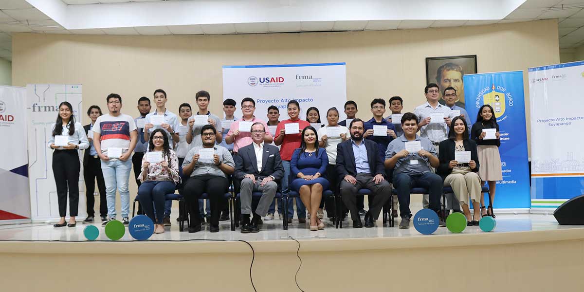 Jóvenes de Soyapango reciben becas universitarias 