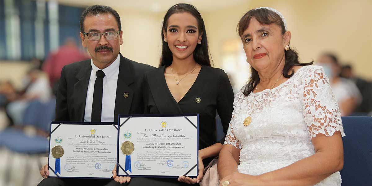 Padre e hija se gradúan de una misma maestría 