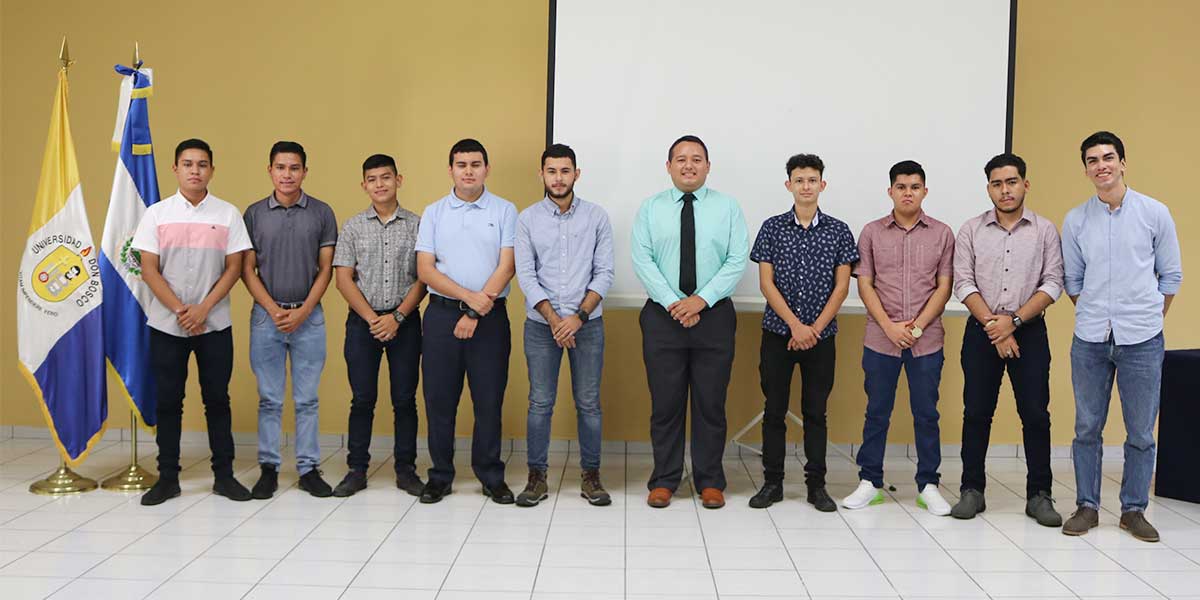 UDB y AEROMAN entregaron 10 nuevas becas a estudiantes de aeronáutica 