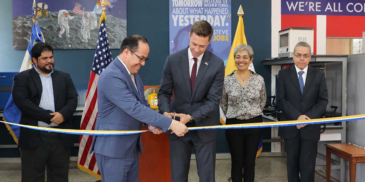 American Space de la UDB reinaugura espacio para mejorar experiencia de aprendizaje de los estudiantes 