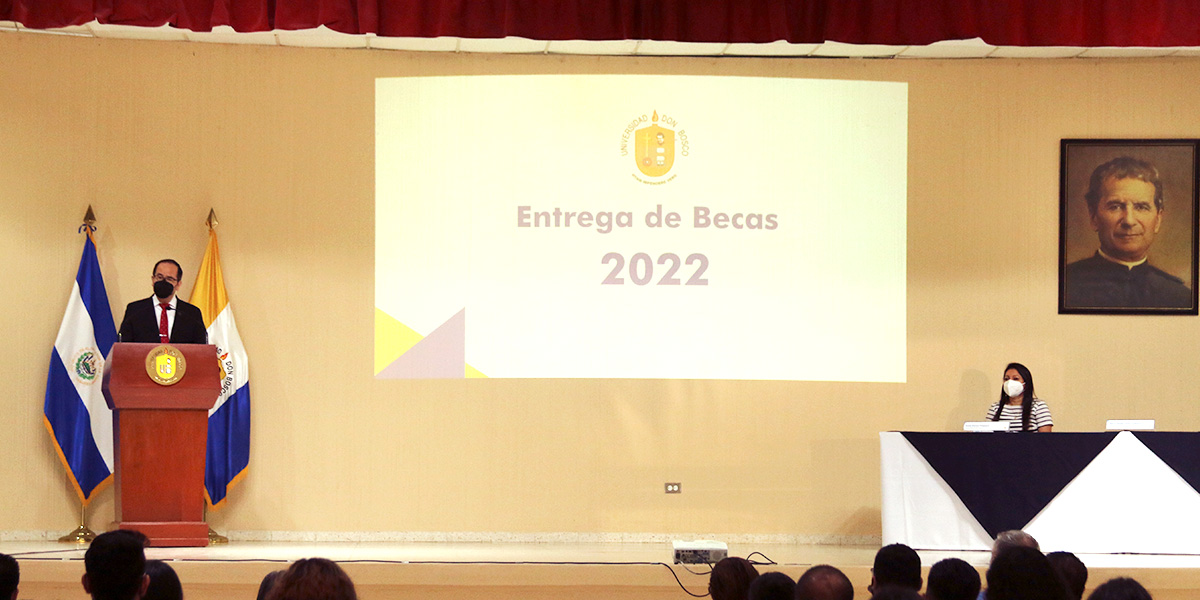 Jóvenes son beneficiados con becas otorgadas por la UDB, Fundación Educación y Asociación SVNET 