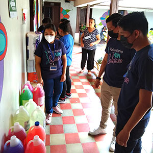 Jóvenes voluntarios de la UDB entregan donativos a Asilo San Vicente de Paúl 