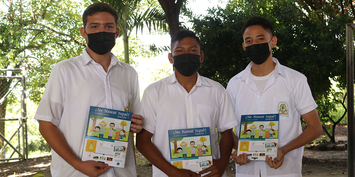 Escuela de Computación UDB dona material didáctico sobre Náhuat a centro educativo de San Juan Talpa 