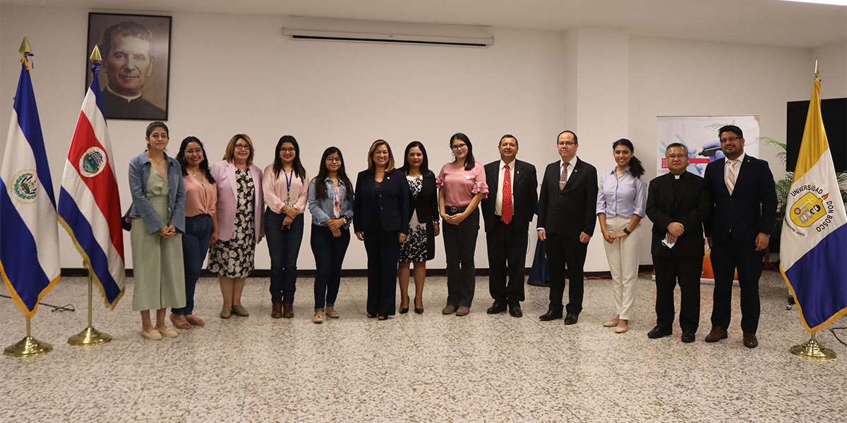 Embajadora de Costa Rica en El Salvador imparte conferencia sobre mujeres en áreas STEM 