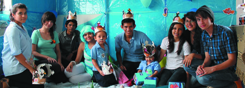 Estudiantes de Diseño Gráfico dibujan una sonrisa a la educación de los niños del Centro Escolar Juana López