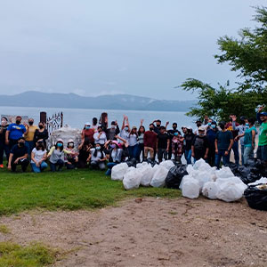 Proyección Social y Asociación Salesiana de Estudiantes Becarios desarrollan jornada de limpieza en el Lago de Ilopango 