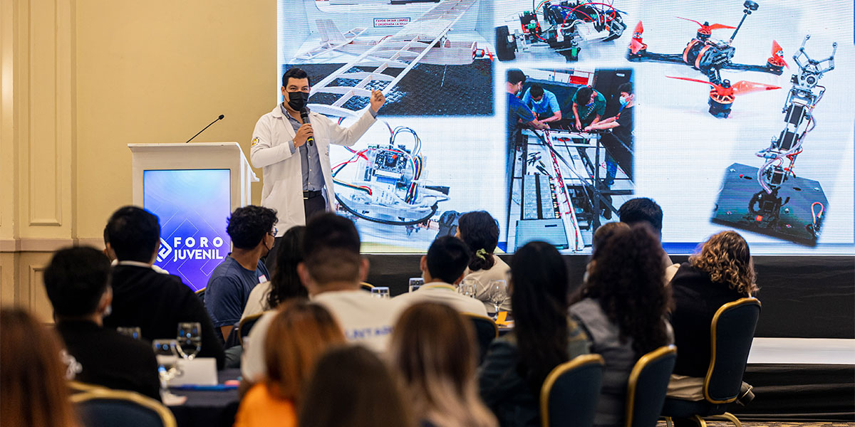 Delegación universitaria participa en el foro juvenil: Construyendo tu futuro en casa 