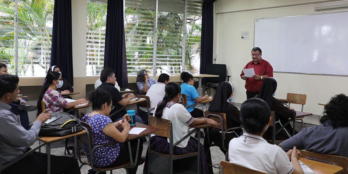 Escuela de Teología desarrolla encuentro presencial con estudiantes 