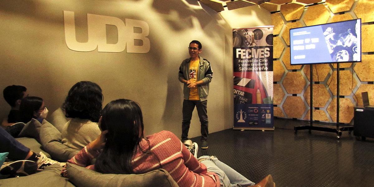 CINECOM y FECIVES desarrollan cine foro itinerante en la UDB 