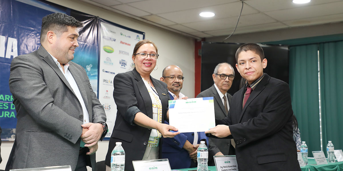 Asociación Salvadoreña de Ingenieros y Arquitectos premian a estudiantes y docente de la Facultad de Ingeniería 