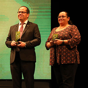 Edificio Anexo de la Facultad de Ciencias de la Rehabilitación de la UDB es galardonado con premio OPAMSS 