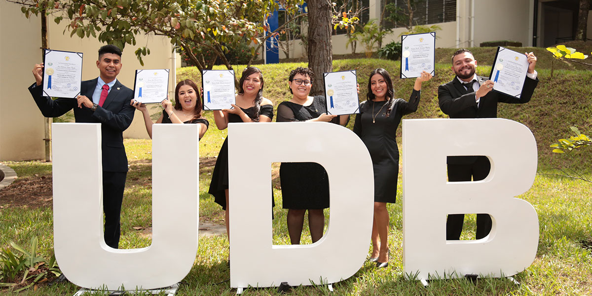 Graduados UDB: Una generación de profesionales que transforma 