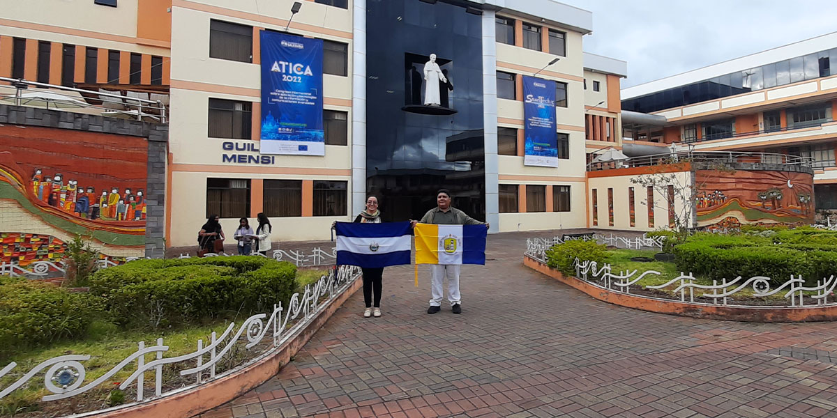 Delegación de la Escuela de Biomédica de la UDB participan en actividades académicas en Ecuador 