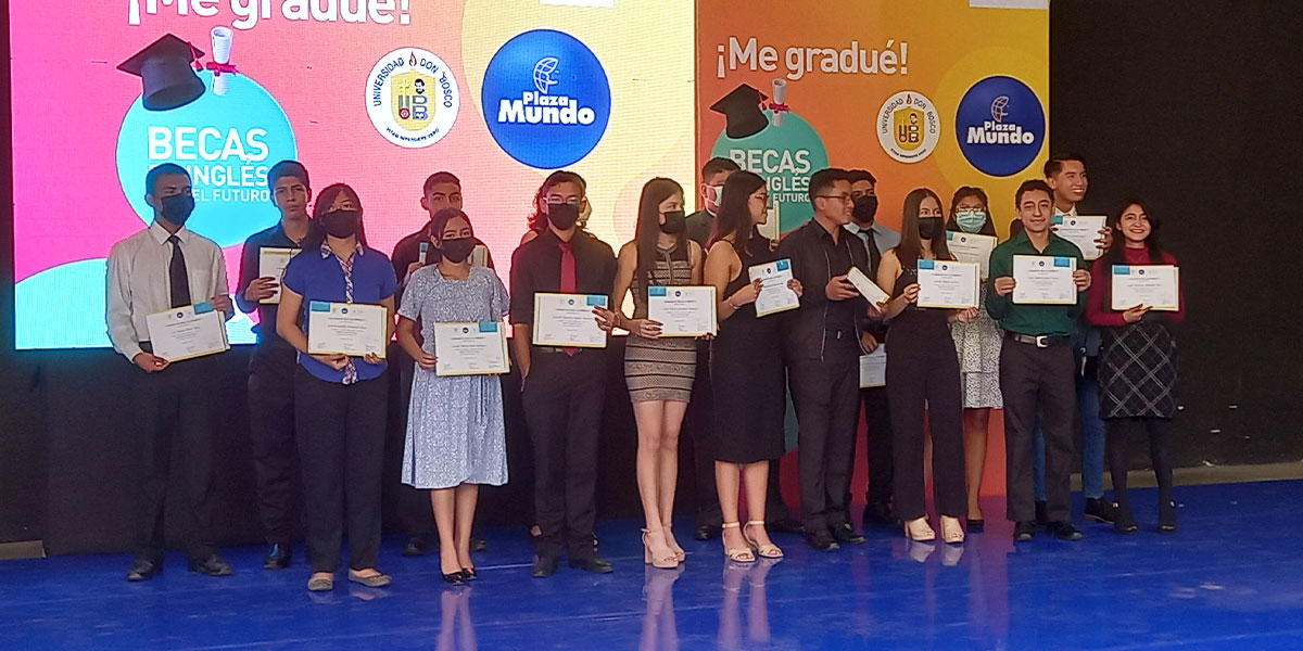 Estudiantes de educación media finalizan programa de becas de inglés impulsado por Plaza Mundo y la UDB 