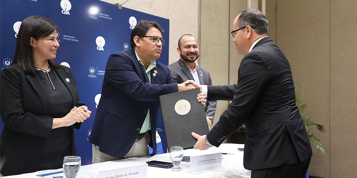 Universidad Don Bosco recibe acreditación institucional por parte del MINEDUCYT 