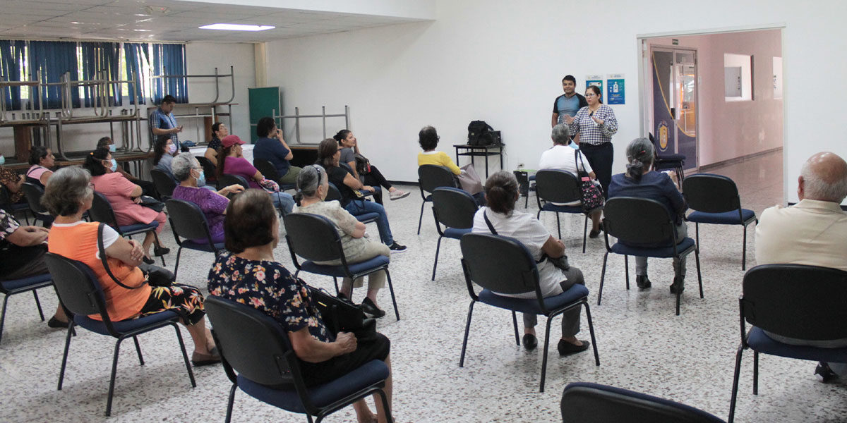 Adultos mayores asisten a taller de danza en la Universidad Don Bosco 