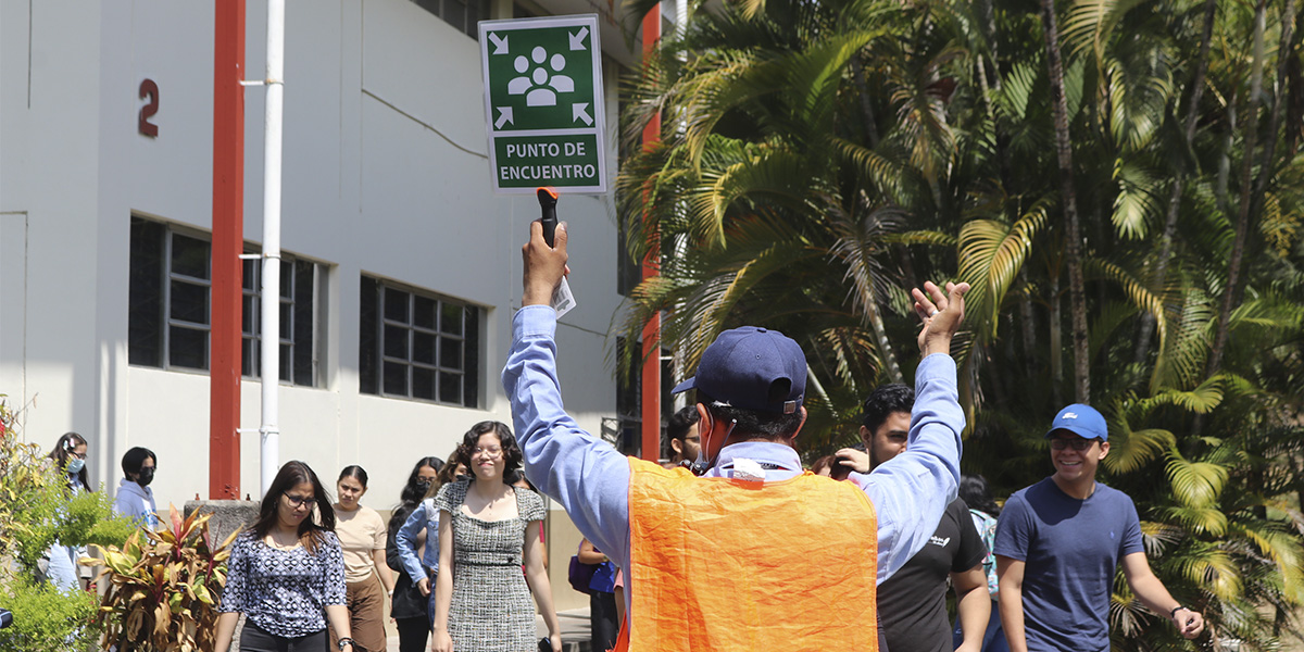 UDB realiza simulacro de evacuación de terremotos 