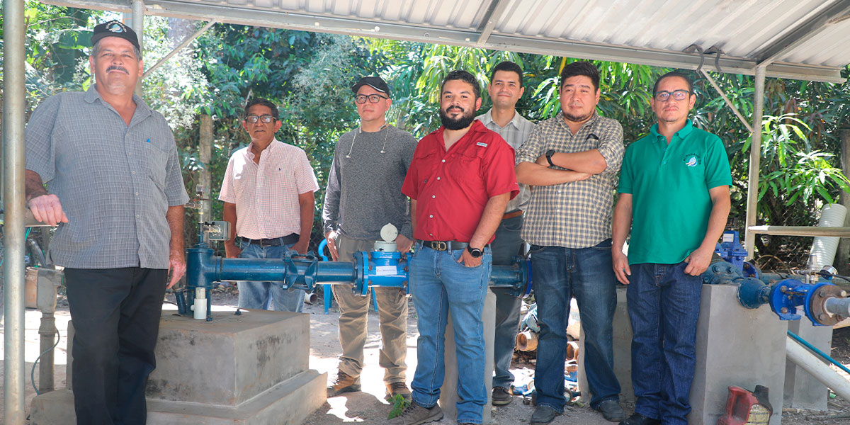 Graduados UDB en Gestión de Energías Renovables diseñan un sistema de control híbrido para uso en bombeo de agua 