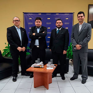 Graduados UDB en Gestión de Energías Renovables diseñan un sistema de control híbrido para uso en bombeo de agua 