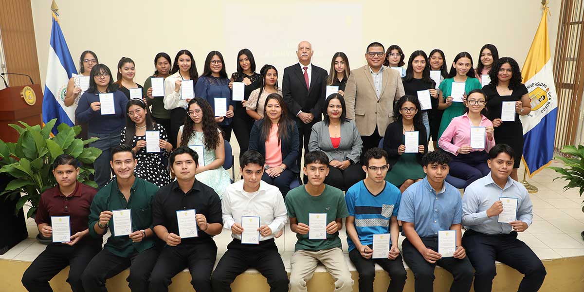 Más de 70 estudiantes UDB recibieron becas de estudio para culminar su carrera 