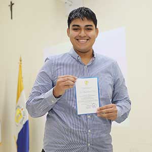 Más de 70 estudiantes UDB recibieron becas de estudio para culminar su carrera 