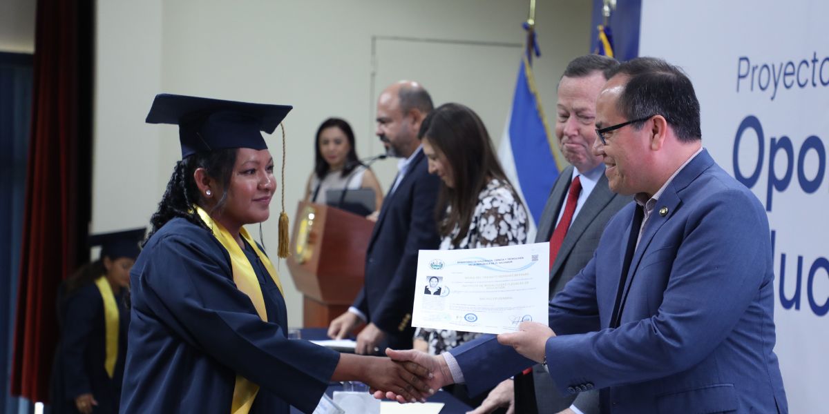 Estudiantes salvadoreños reciben su titulo de bachillerato gracias a programas de modalidades flexibles 