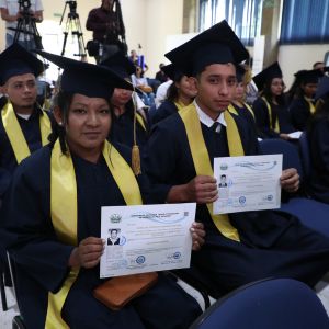 Estudiantes salvadoreños reciben su titulo de bachillerato gracias a programas de modalidades flexibles 
