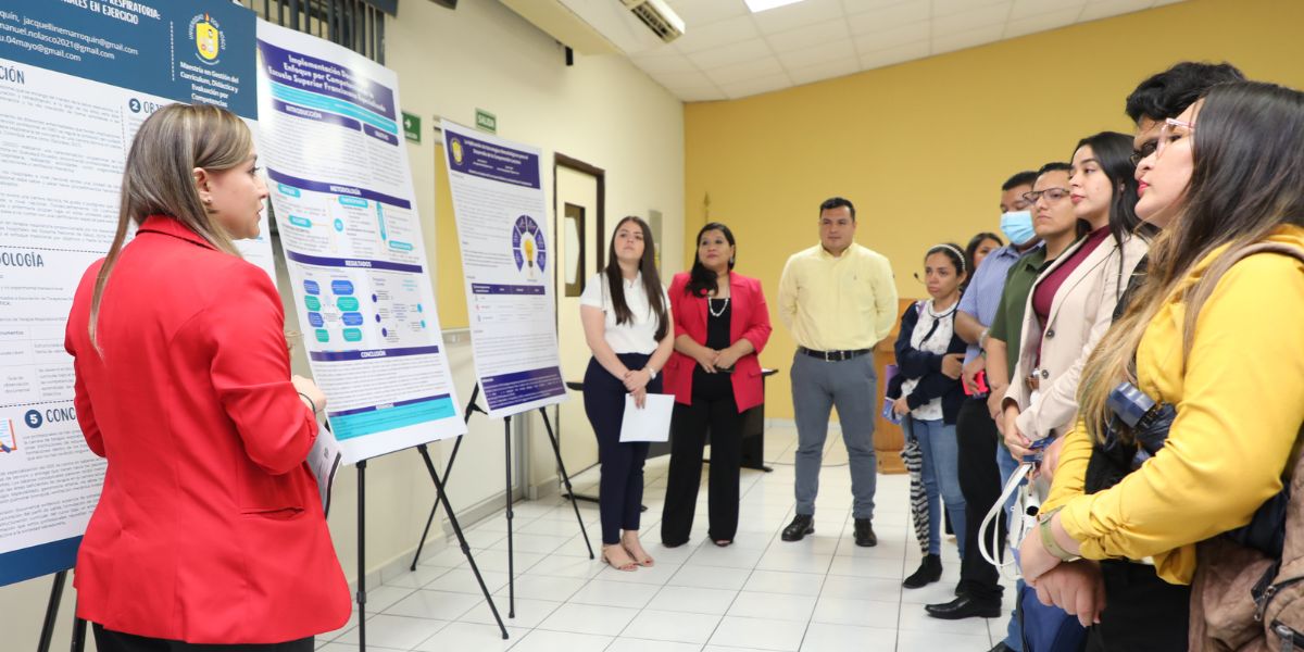 Maestrandos en Gestión de Currículum presentan investigaciones científicas 