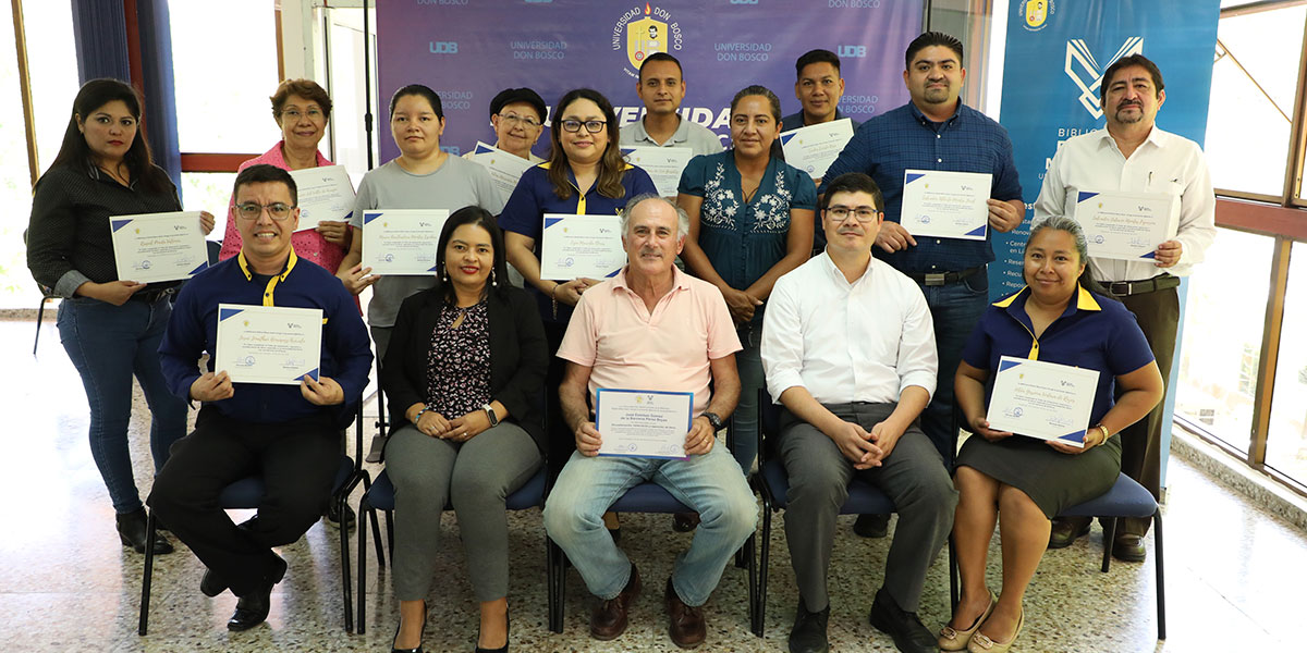 Biblioteca Rafael Meza Ayau impartió taller de encuadernación, restauración y reparación de libros 