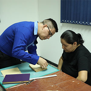 Biblioteca Rafael Meza Ayau impartió taller de encuadernación, restauración y reparación de libros 