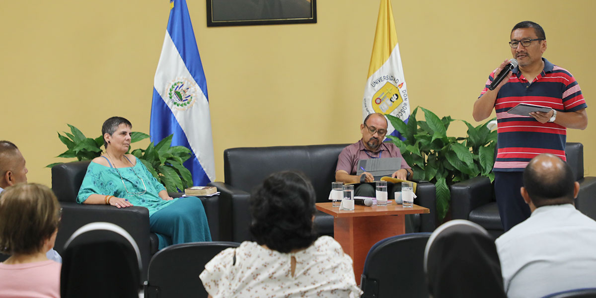 Escuela de Teología desarrolla conversatorio teológico sobre el libro de Job 