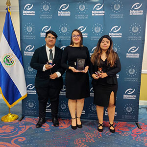 Alumnos de Diseño Gráfico ganan primer lugar en concurso de audiovisuales de la Defensoría del Consumidor 