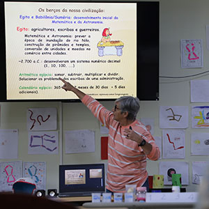 Especialista brasileña desarrolló taller para docentes de educación básica en el Observatorio Micro Macro 