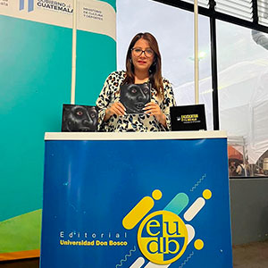 Docente de la Escuela de Idiomas y Educación presentó libro en Guatemala 