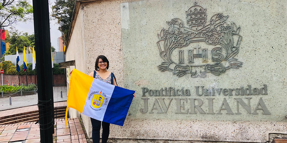 Docente de la Escuela de Biomédica participa en congreso internacional en Colombia 